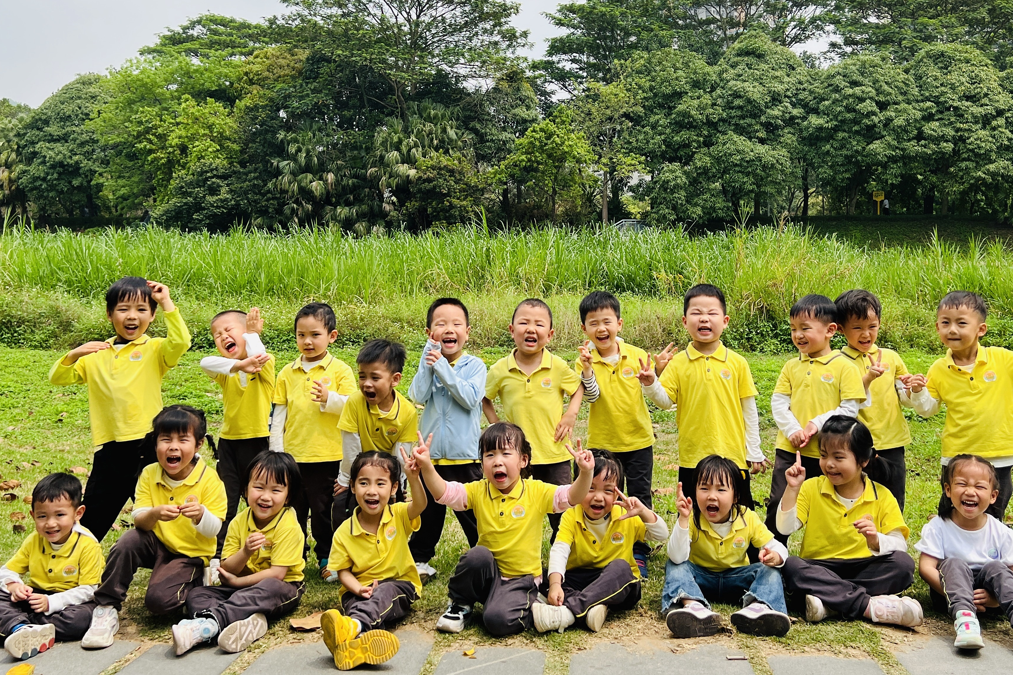 春游幼儿园登山集体照春天老师带上小朋友们去野外郊游的照片幼师带小