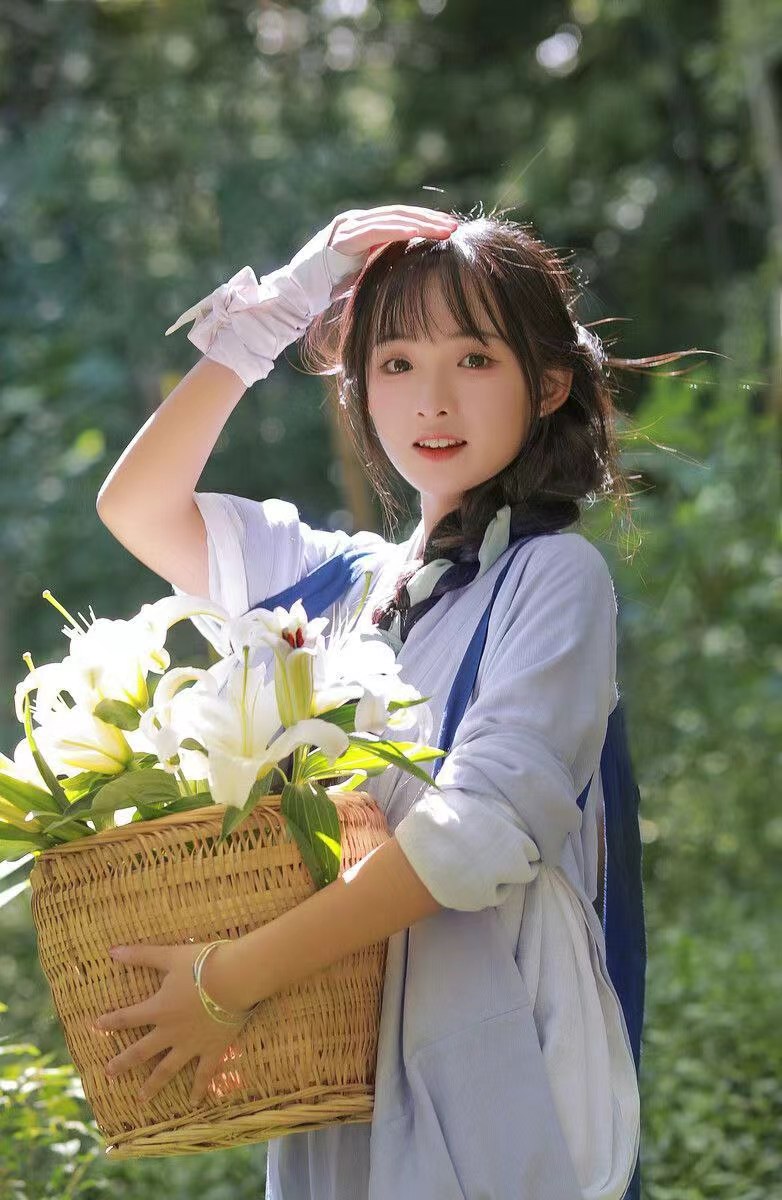 花篮里的阳光:她的灿烂笑容