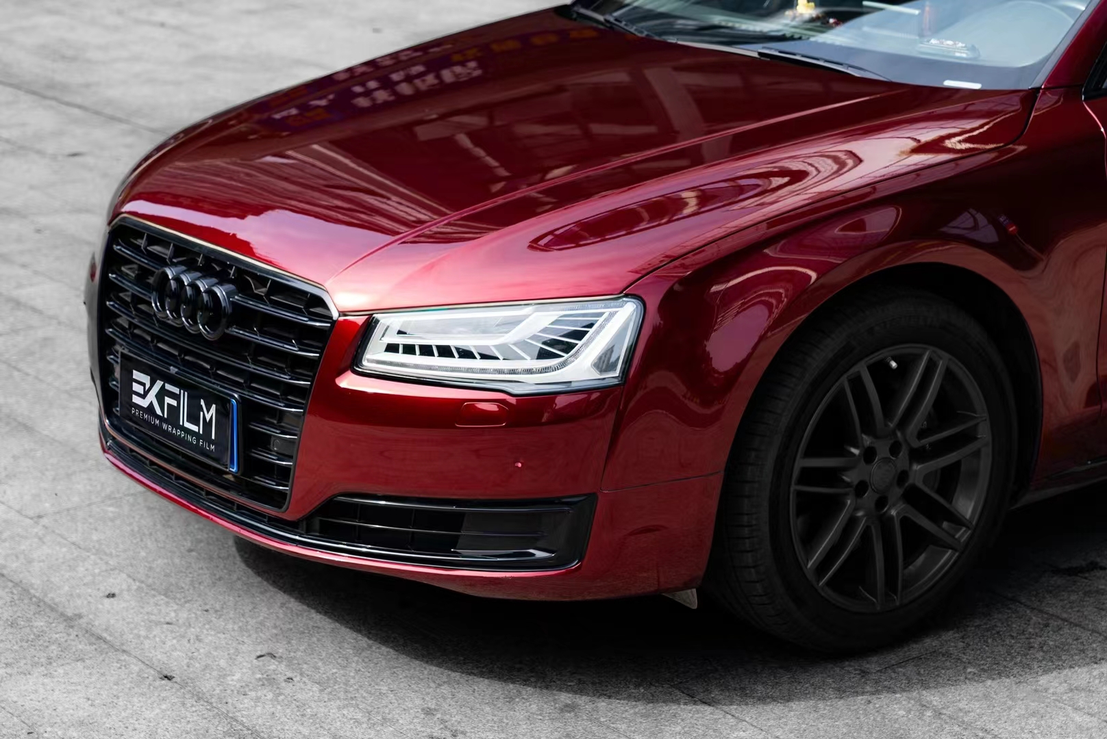 奥迪a8-ek改色膜pet液态金属龙血红,流光溢彩的靓丽外表