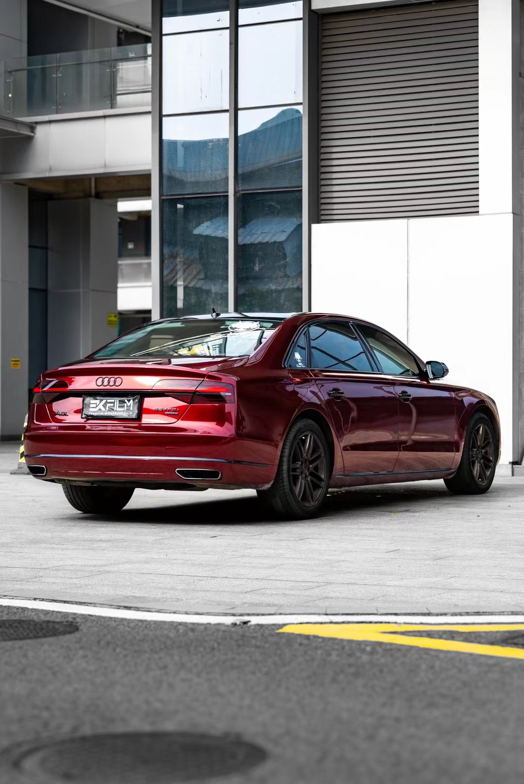 奥迪a8-ek改色膜pet液态金属龙血红,流光溢彩的靓丽外表