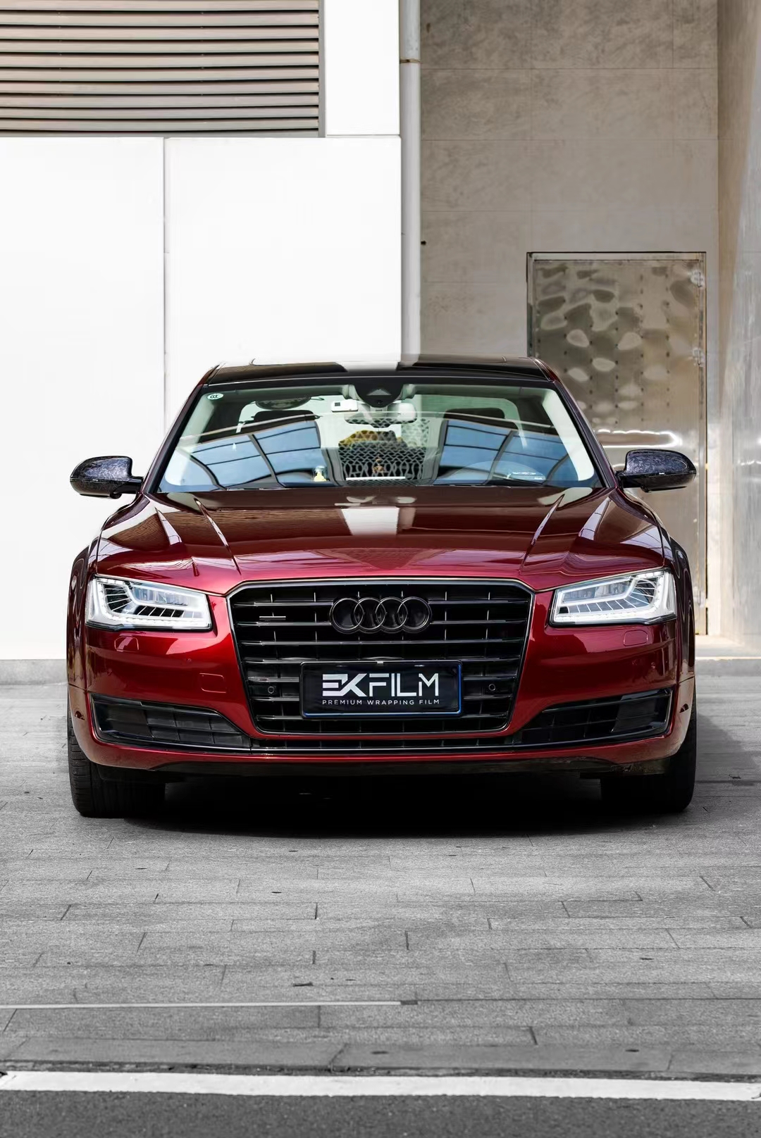 奥迪a8-ek改色膜pet液态金属龙血红,流光溢彩的靓丽外表