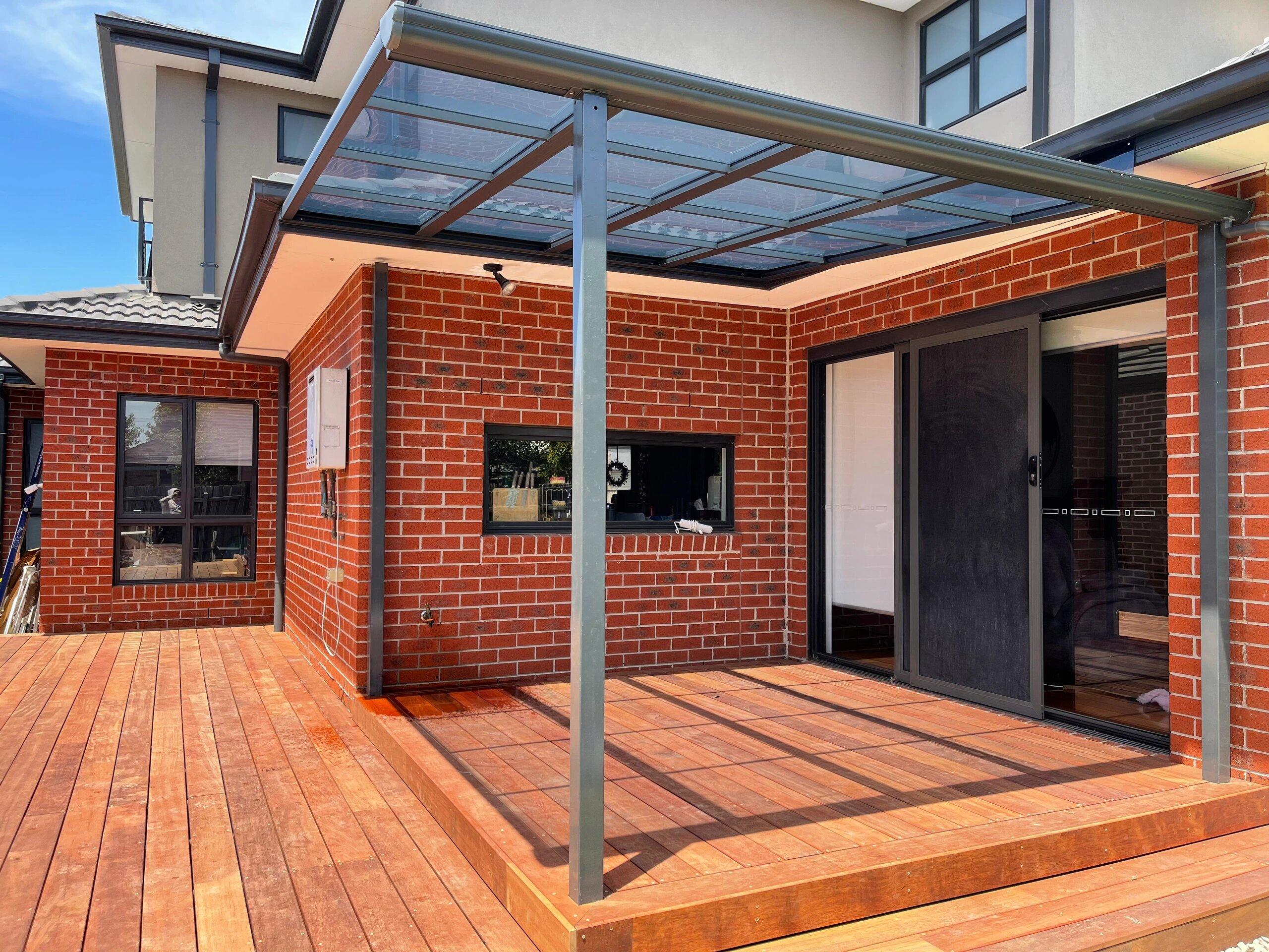 阳光房顶选材料难倒了不少人,玻璃和耐力板究竟哪个更适合呢?