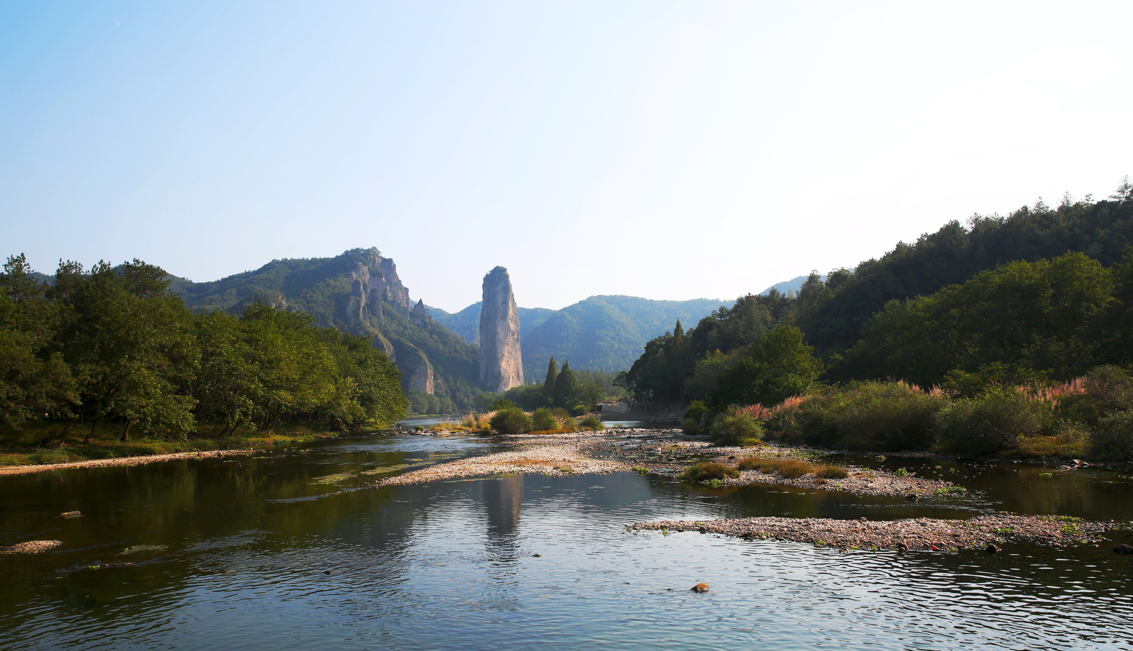 热播剧《与凤行》的取景地——丽水缙云仙都风景名胜区的鼎湖峰是一座