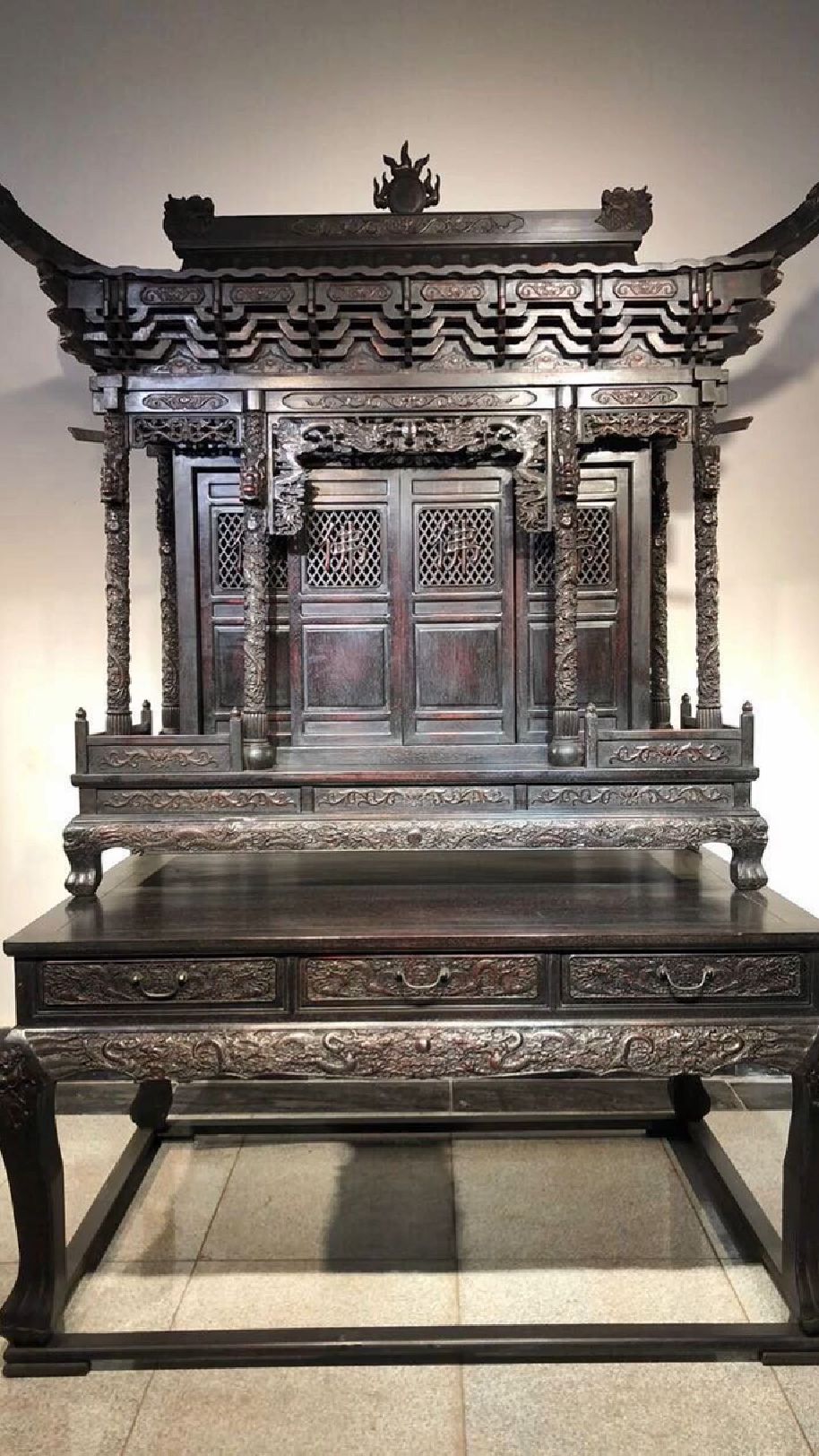 紫檀招财进宝佛龛,高浮雕,满金星牛毛纹清晰,桌子,长162厘米
