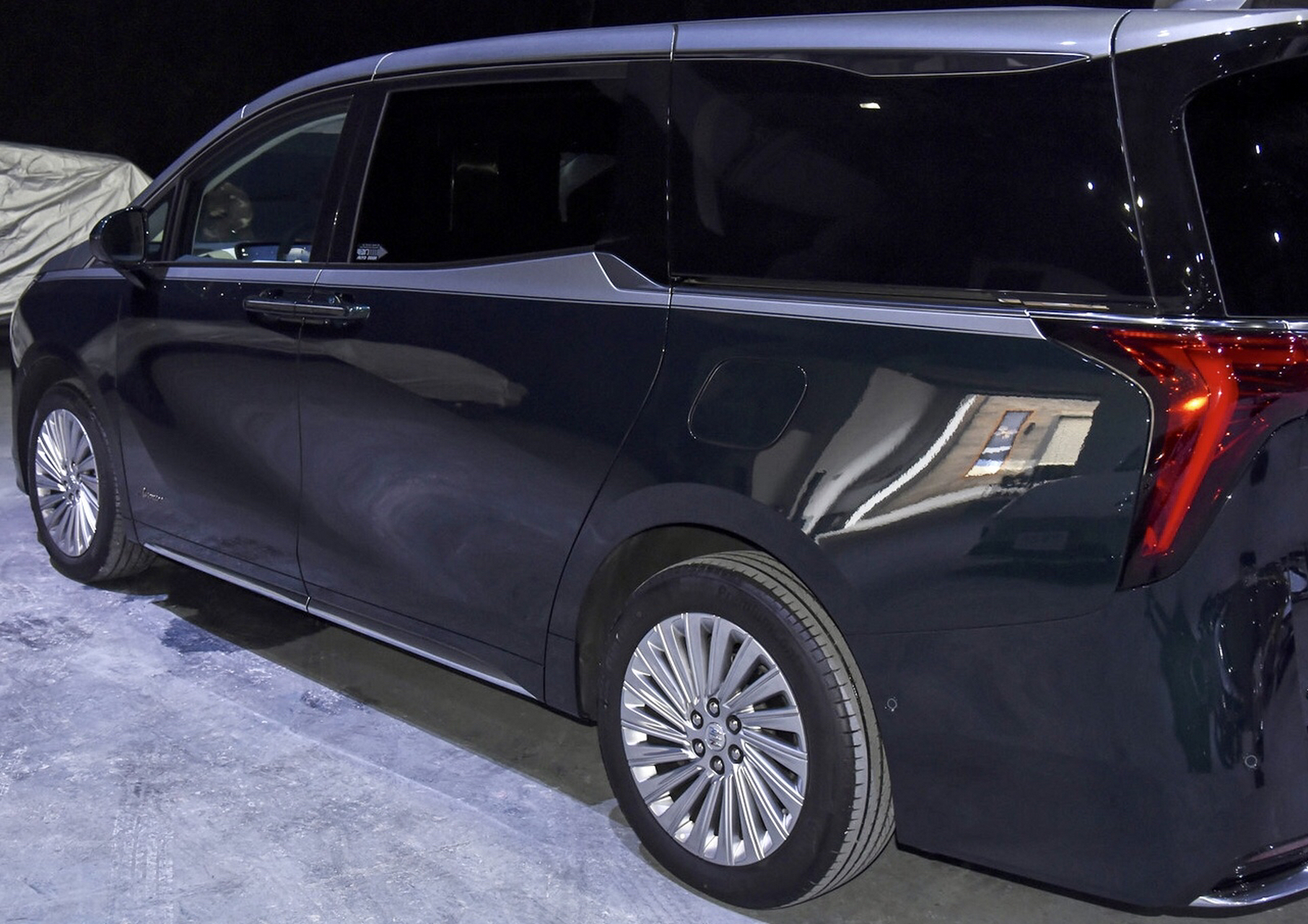 别克gl8新款世级车型外观也开始采用双拼色了