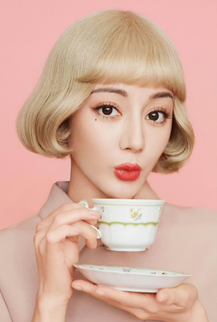 迪丽热巴一身粉色装扮,雅致复古,化身真人版芭比,美腿纤细,俏皮可爱!