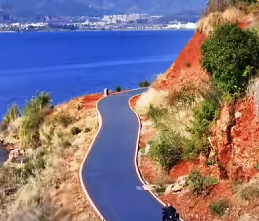 距离昆明半小时车程的阳宗海环湖绿道已经开通了,景色美不胜收