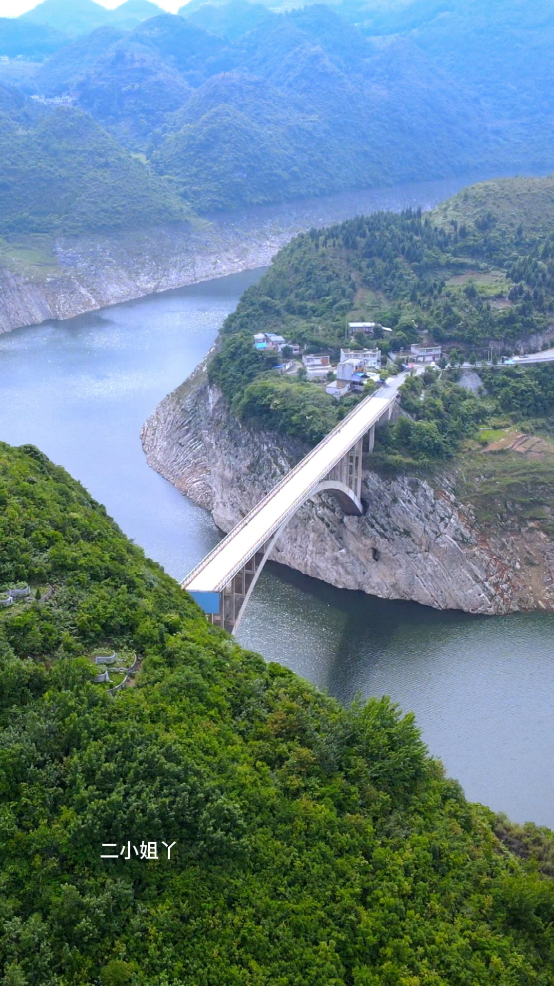 这是毕节市大方县和织金县交界处六圭河大桥也是一道美丽的风景线