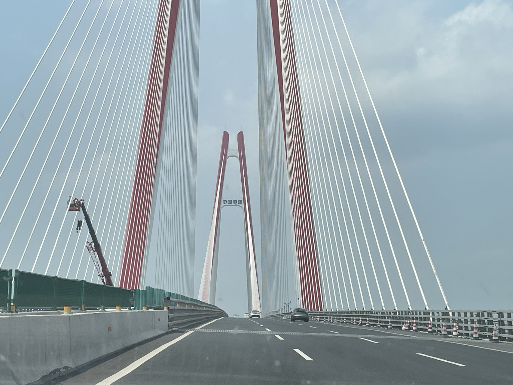 银洲湖特大桥是江门市新会区第一大桥,它是连接新会区三江,双水两镇的