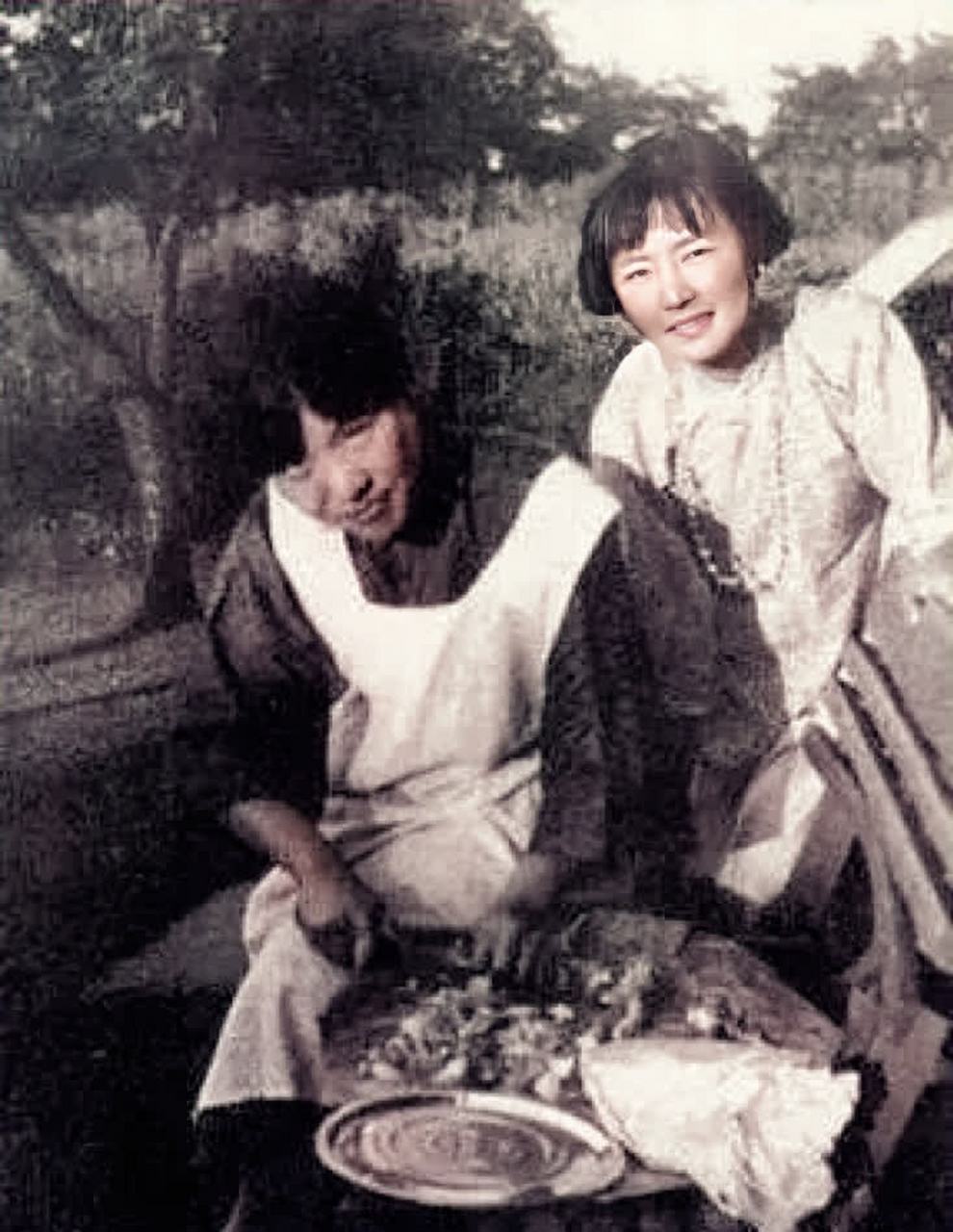 当时,他们的未婚夫梁思成和吴文藻是同学兼室友,关系非常好.