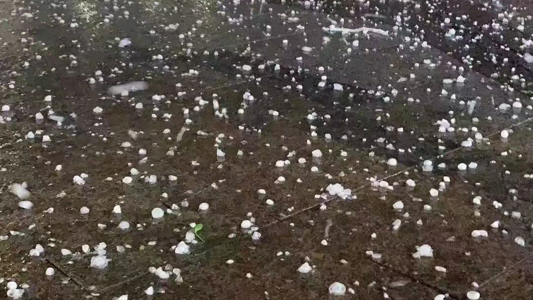 江西南昌遭遇罕见冰雹天气,消防紧急救援助力重建家园