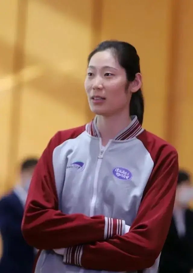 说起女排之主攻,争议最多是朱婷. 国外联赛打得好,征召入队说不行