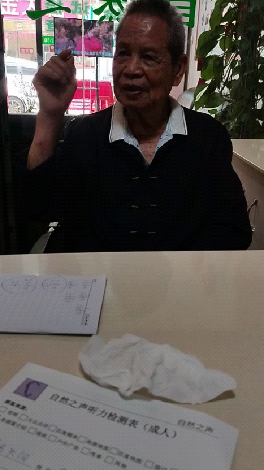 阿叔戴上助听器沟通顺畅,跟我们有聊不完的天