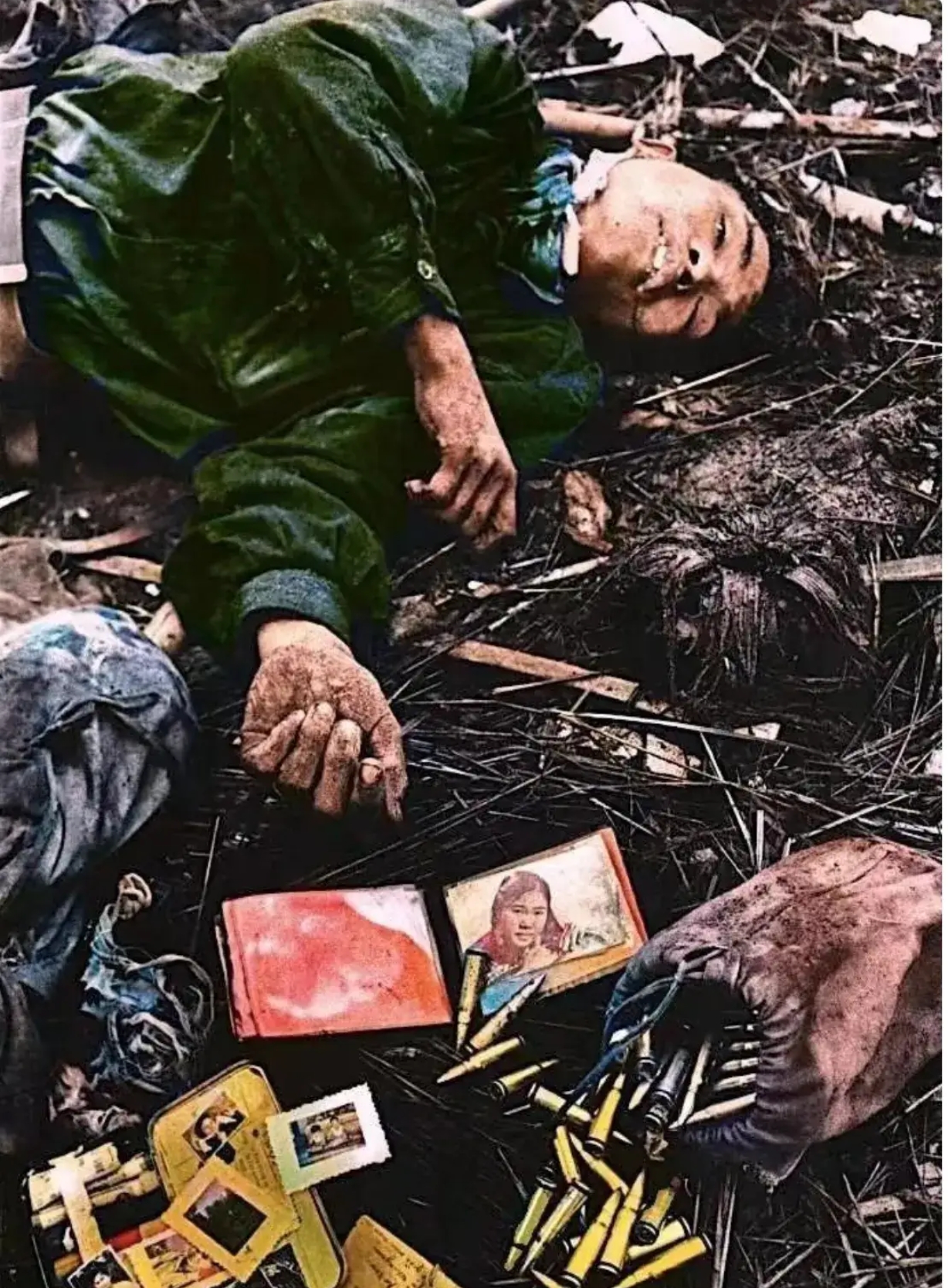 这张照片拍摄于1967年11月29日,北越士兵被美军击中身亡后的情景.