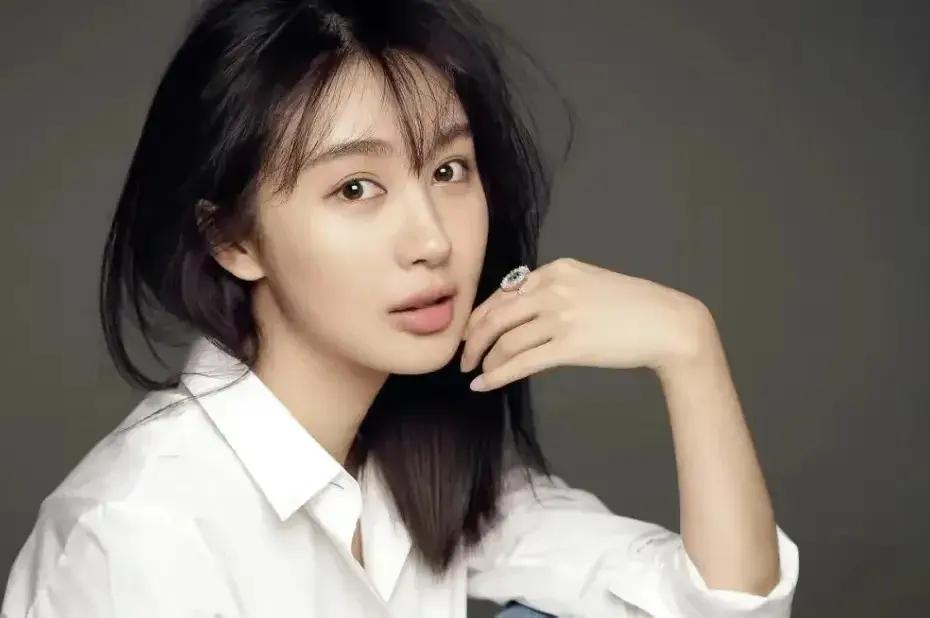 看了李菲儿的旧照,才懂黄晓明为啥会沦陷,"清新天使"名副其实