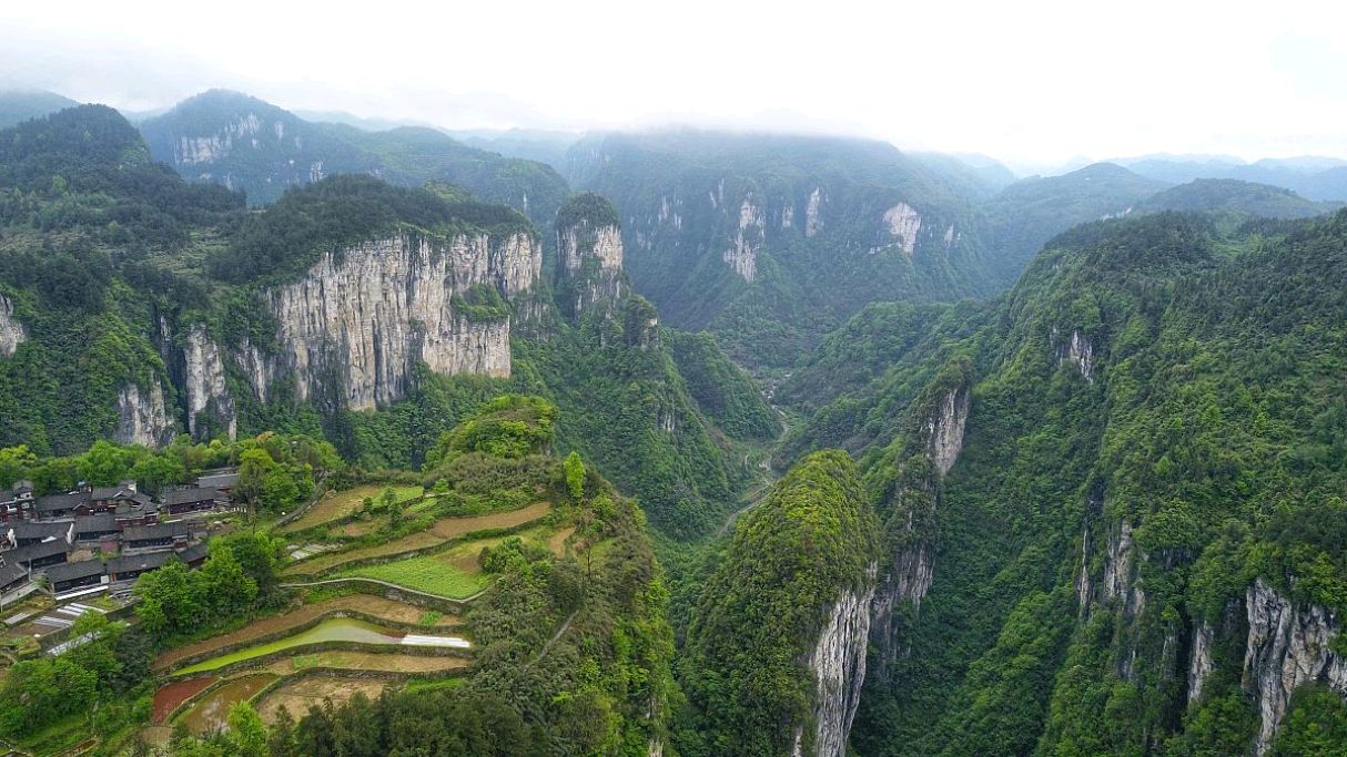 矮寨奇观旅游区位于湖南省湘西土家族苗族自治州州府吉首市,地处云贵