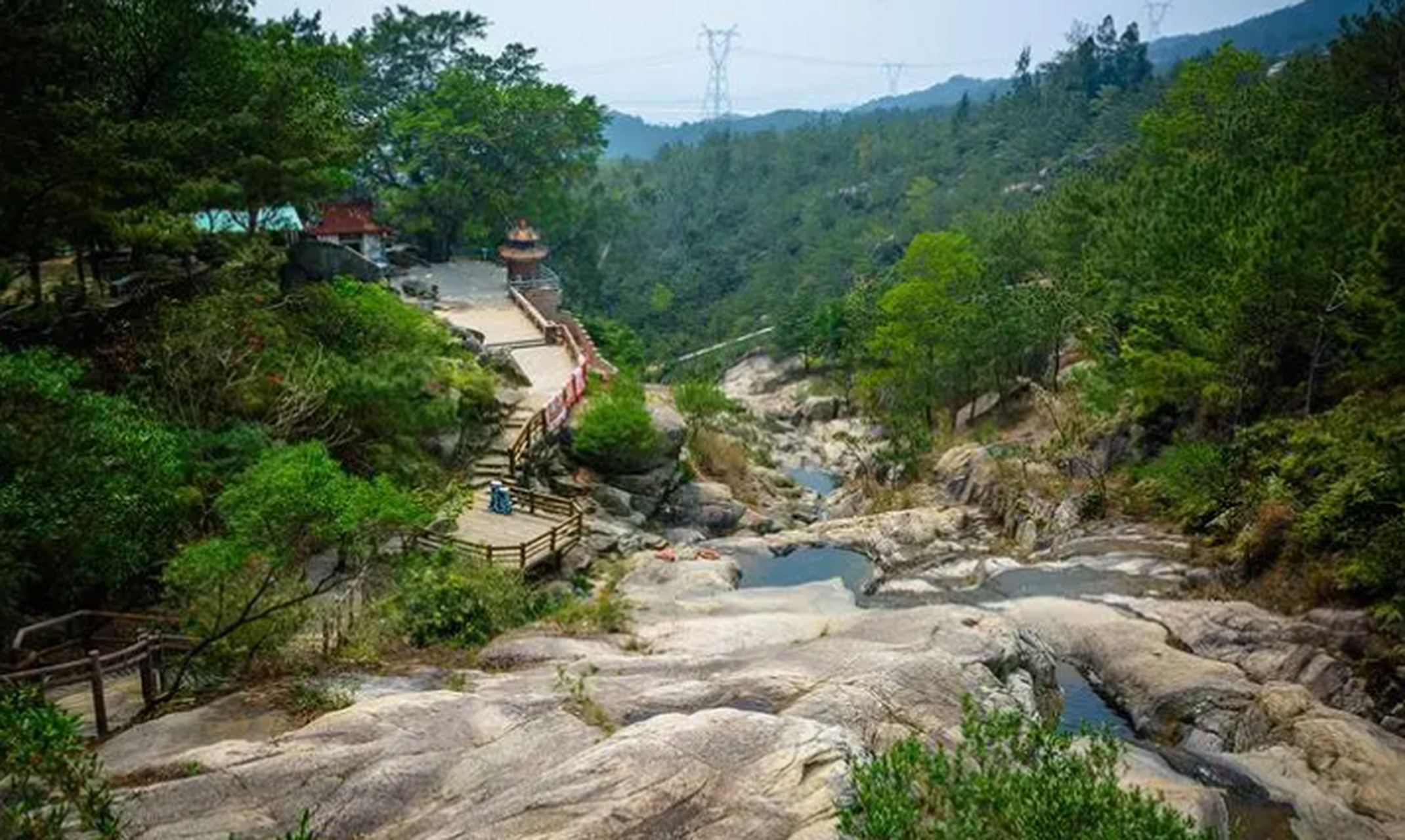 同安北辰山是集自然美景与历史文化于一体的旅游胜地,拥有壮观的十二