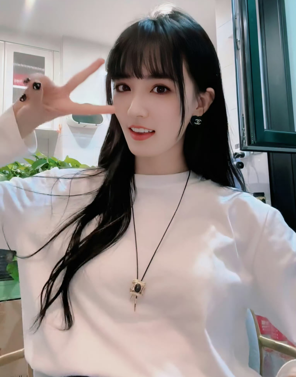 徐璐越来越好看了,齐刘海发型更显甜美俏皮!