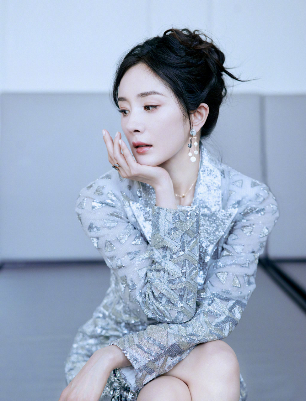 但相对于她的泳装,更爱她的现代装[偷笑]  现在的她,更有自信也更有