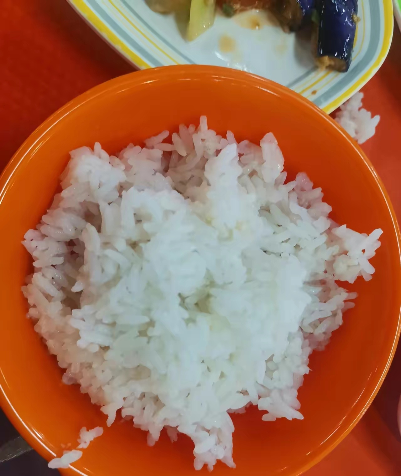 一走进食堂我就被那股饭菜的香味给吸引了