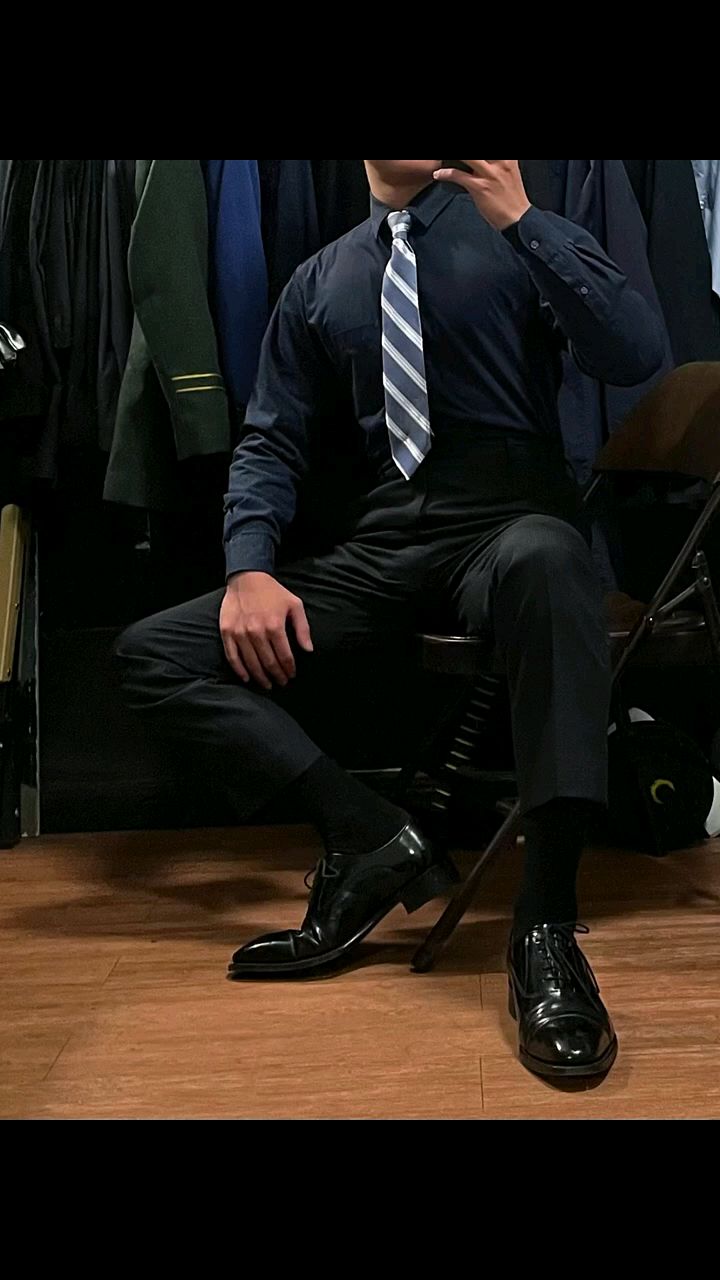 1个正装大叔对镜拍