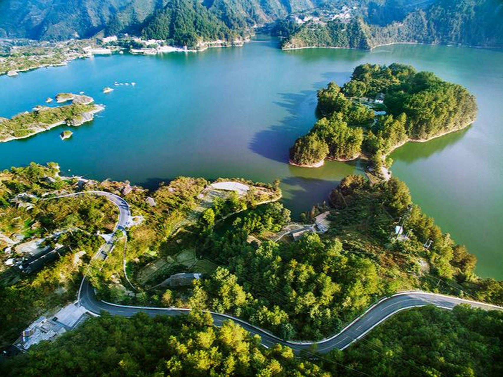 趣游清明#重庆黔江小南海:高山湖泊与地震遗迹的绝美融合.