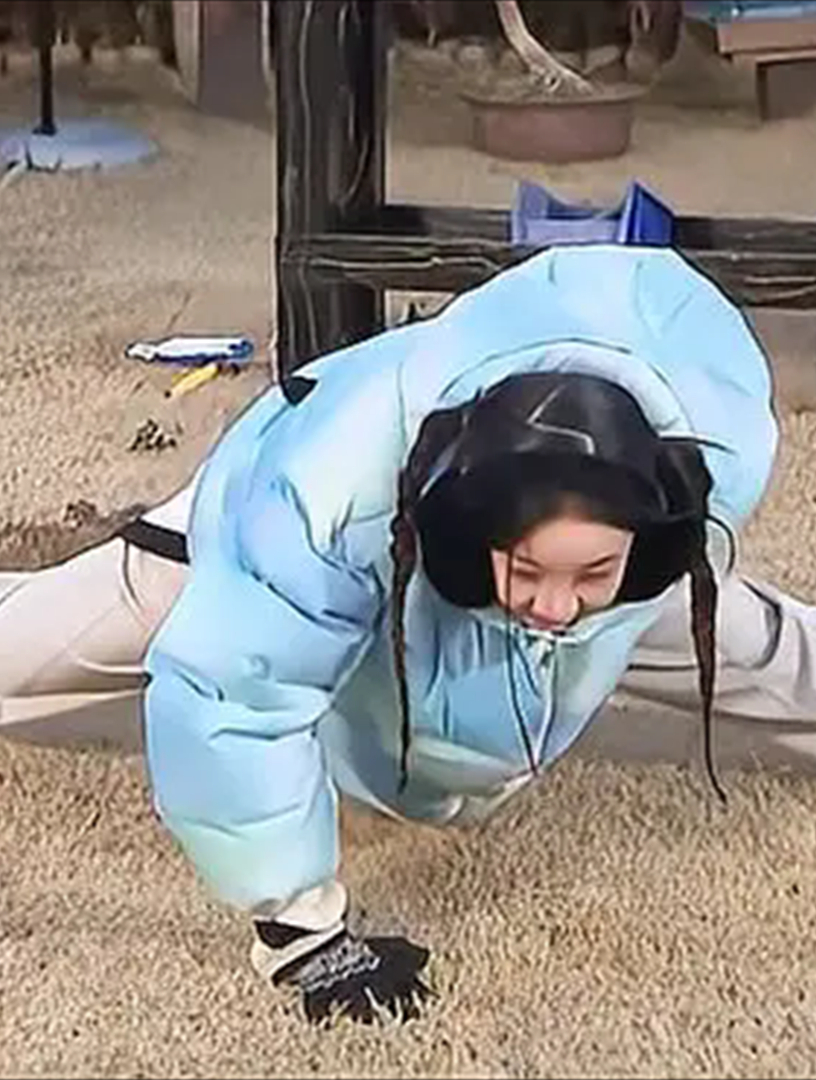 张艺凡劈叉单手俯卧撑!两腿分开瞬间太惊艳,大长腿太绝了!-度小视