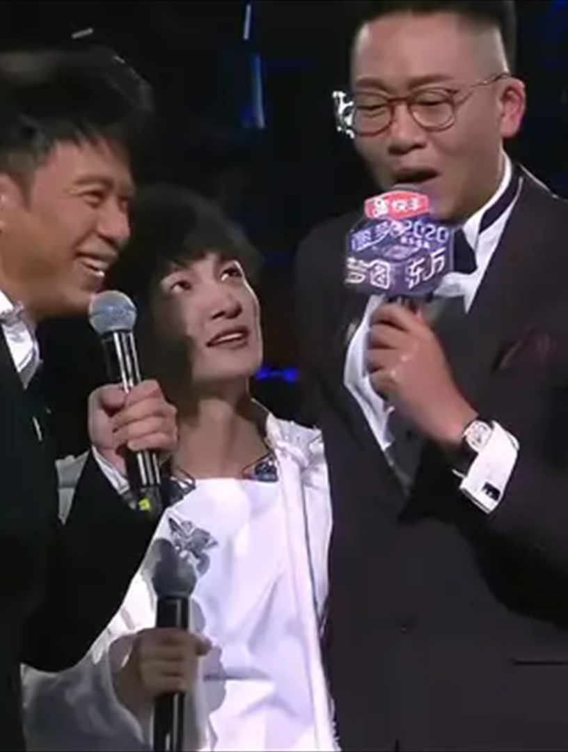 难怪说周深像长不大的孩子!与李克勤同框,真的好小一只