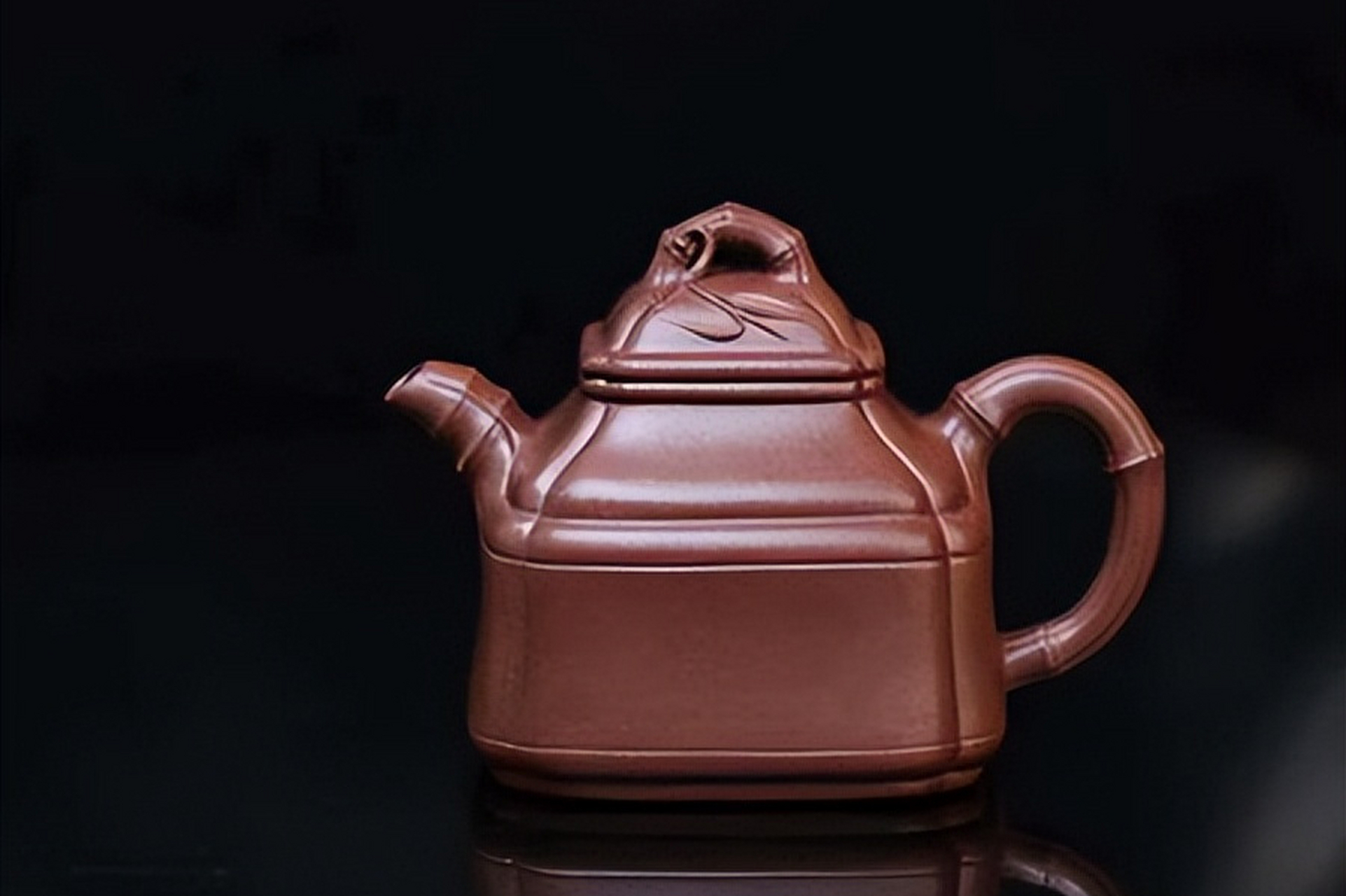 四方竹鼎是范大生传世精品,集方器,筋纹器,竹器和贴花于一体,展现出