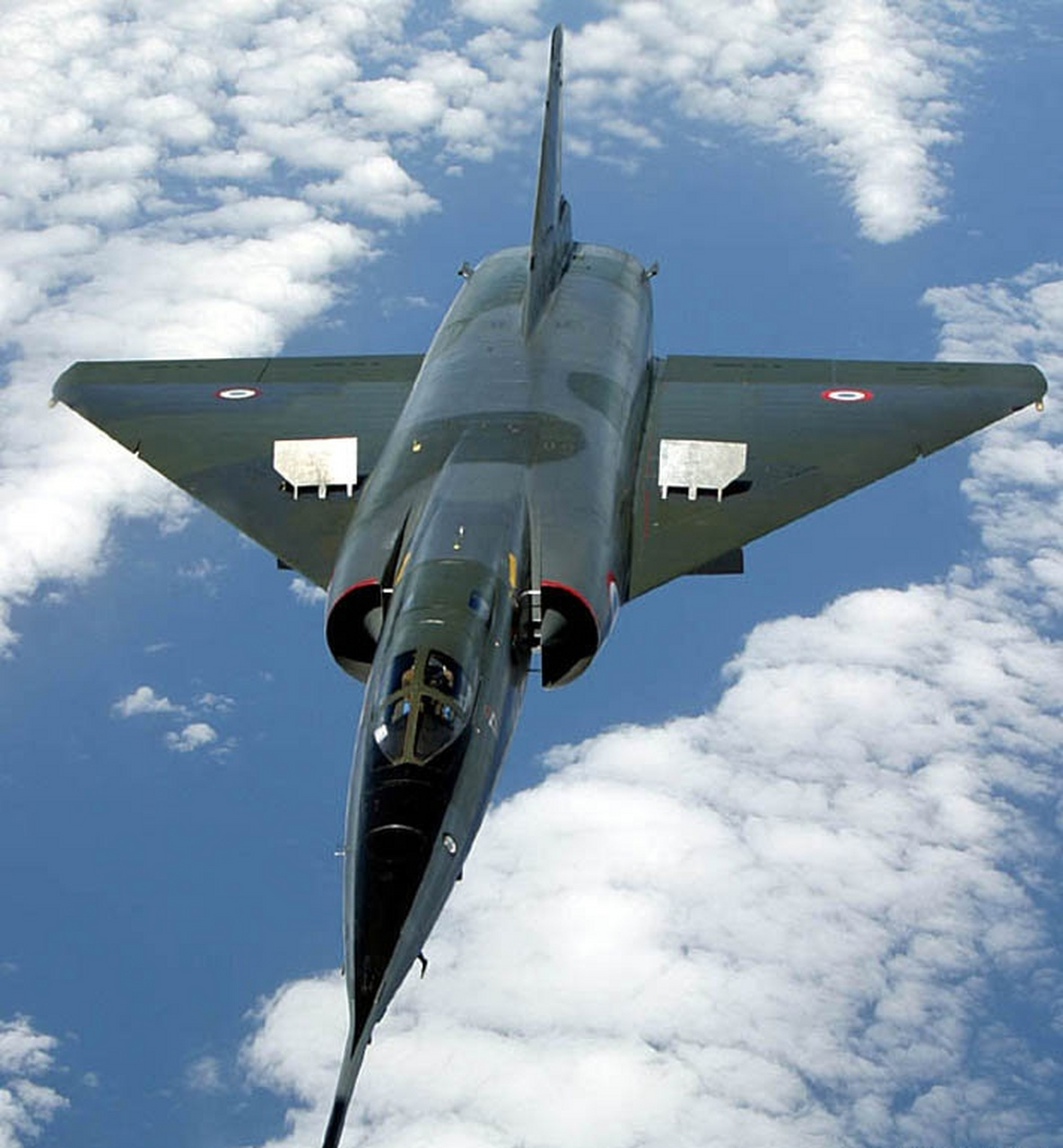 战机欣赏:法国空军幻影iv战略轰炸机,该机是由法国达索公司研制,主要