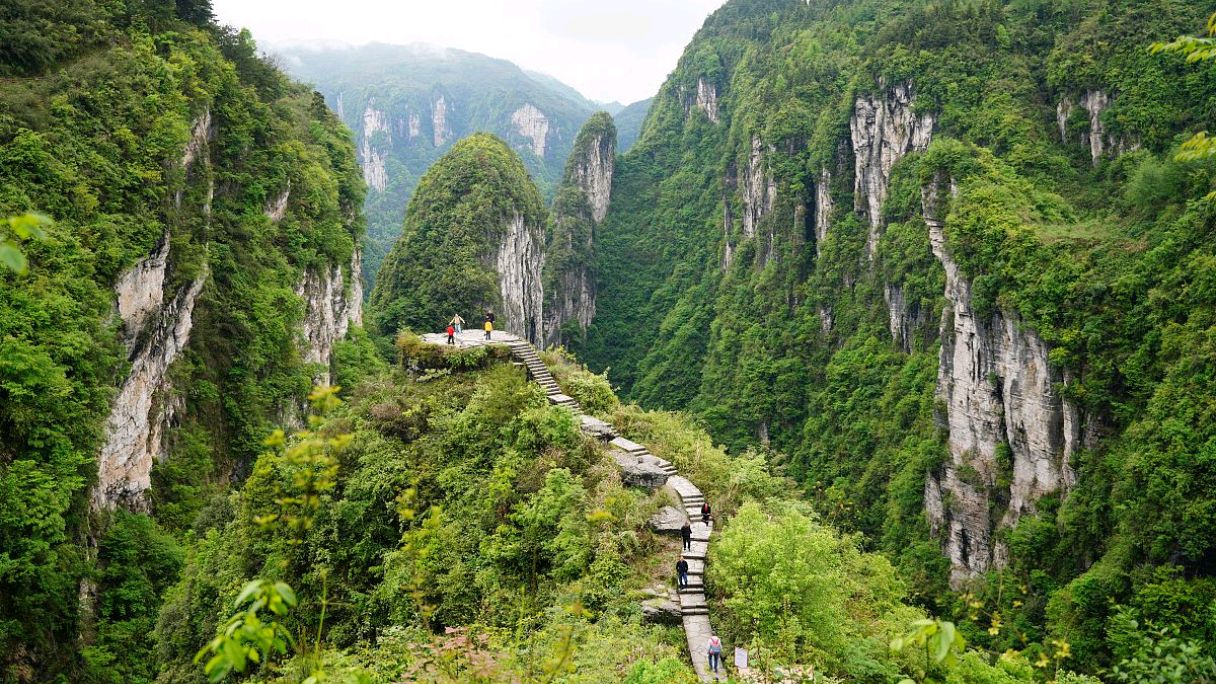 矮寨奇观旅游区位于湖南省湘西土家族苗族自治州州府吉首市,地处云贵