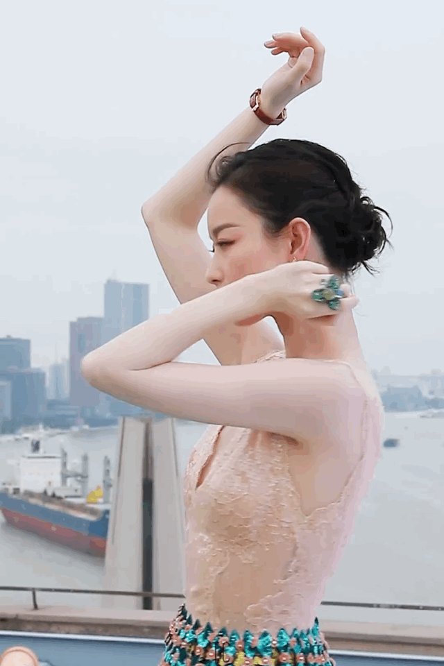 倪妮身材偏瘦但她有一种高级美张艺谋的眼光从来不会错