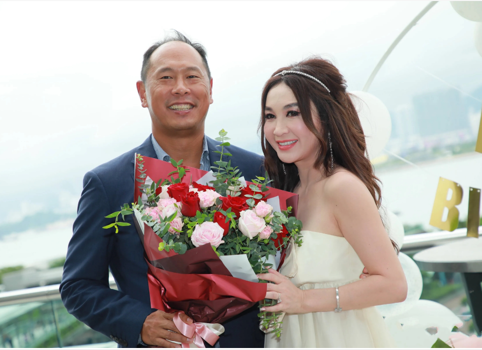 就引起了很多的争议,但何祖光不顾一切的选择温碧霞,两人结婚多年