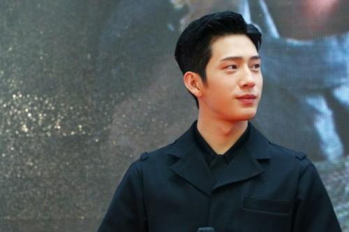 回顾井柏然60岁奶奶捡废品养他28年红了不忘本给奶奶买豪宅