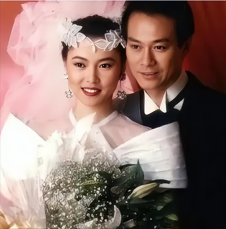 官晶华结婚,并生下两个女儿,不久后,肥姐就因病去世,葬礼上,邓光荣就