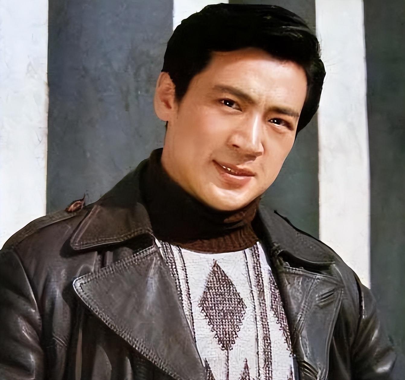 寇振海用现在的话来说就是"天赋型演员",身高1米78,年轻时是一个名副