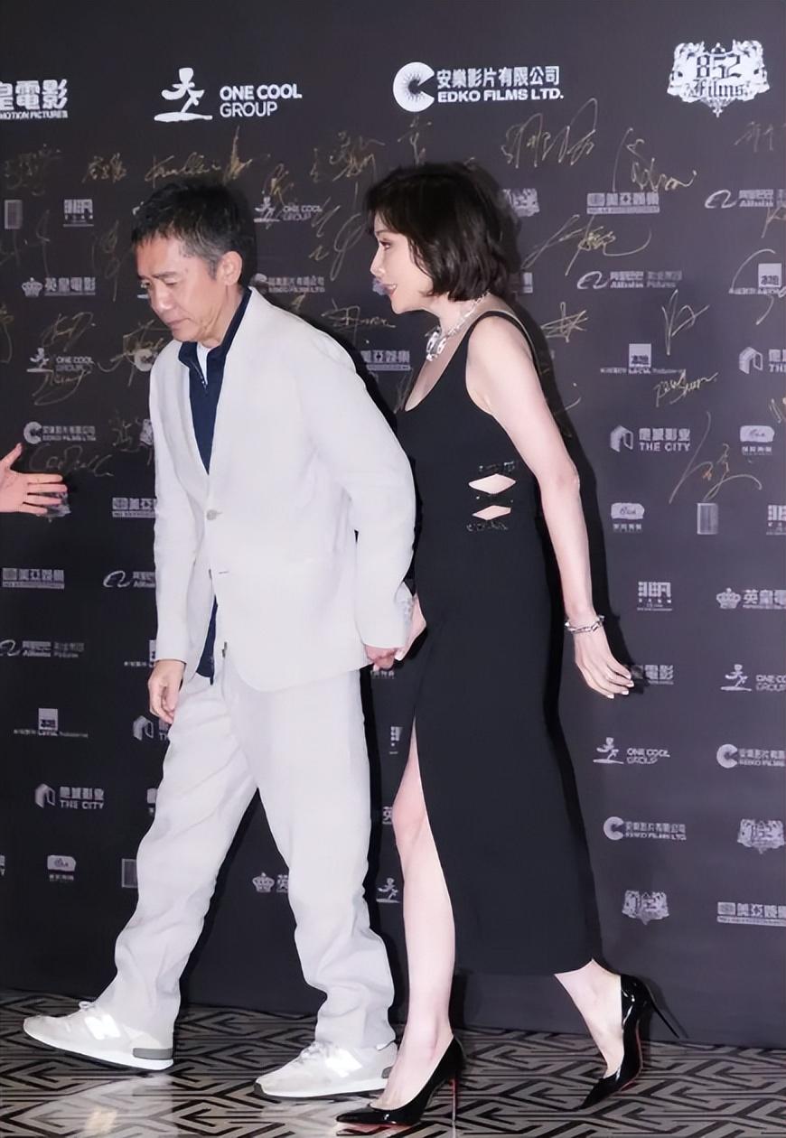 在照片中,我们清楚地看到了梁朝伟与张曼玉十指相扣.