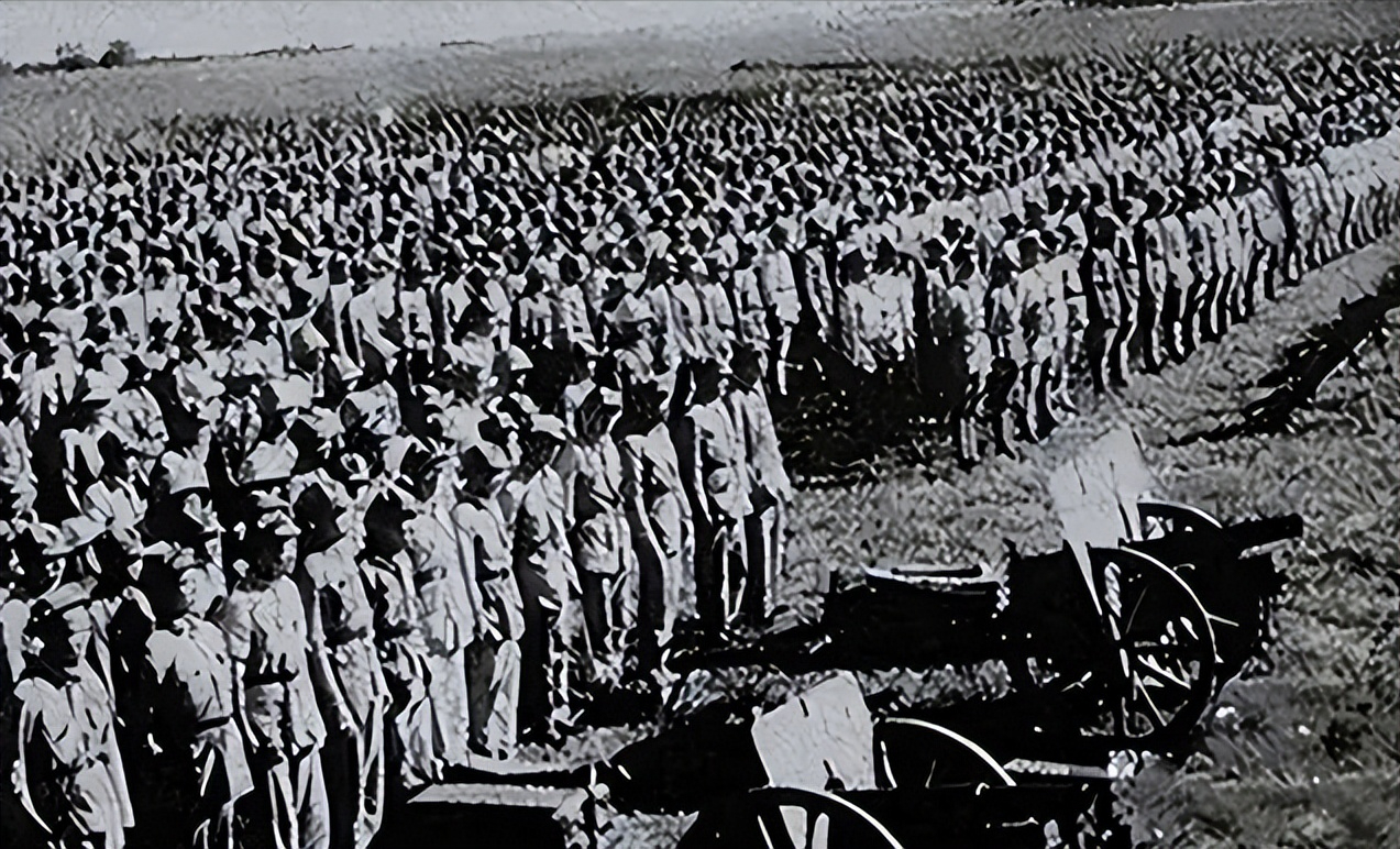 淮海战役国军士兵投降后扛着一袋馒头走了回来时带着一个排