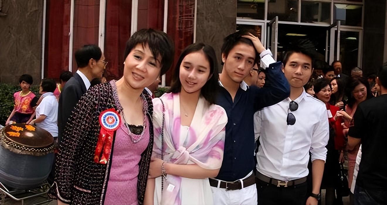 最高调的何猷君,明显和家族企业关系不大,他和奚梦瑶相当于家族外宣部