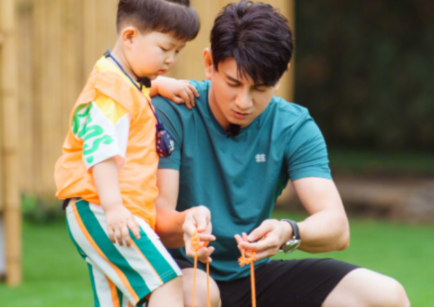 吴奇隆5岁儿子被拍到在他怀里上蹿下跳,网友:这么大孩子还抱着