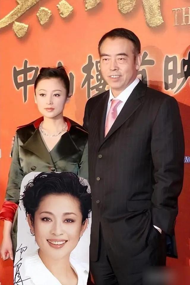 回顾倪萍有过两段婚姻第二任丈夫更是被当成负心汉骂了18年