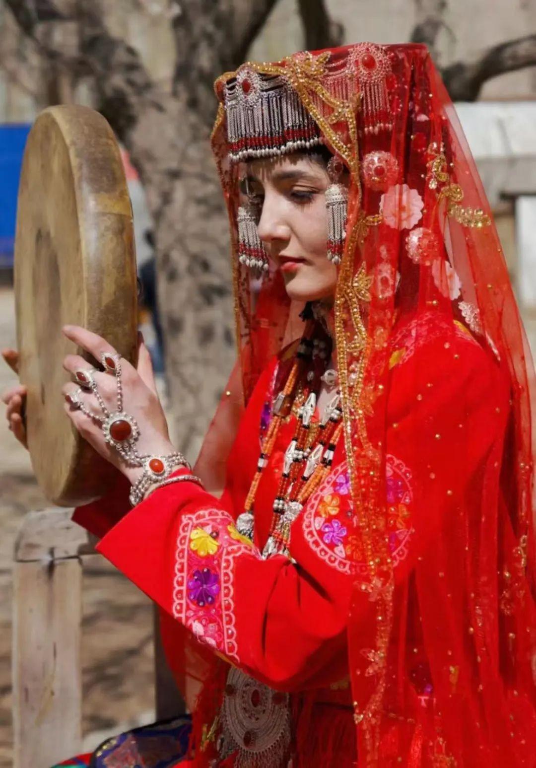 回顾塔吉克族美女众多且能歌善舞却不允许与外族通婚为何