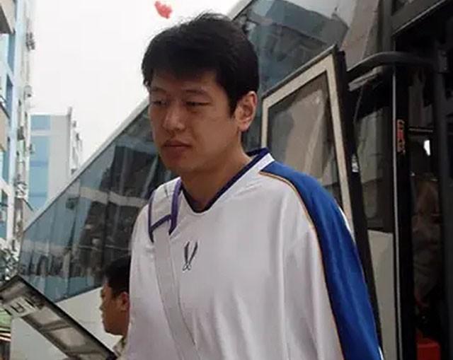 回顾男篮莫科爱妻离世一夜白头再婚带着妻子赡养前岳父母9年