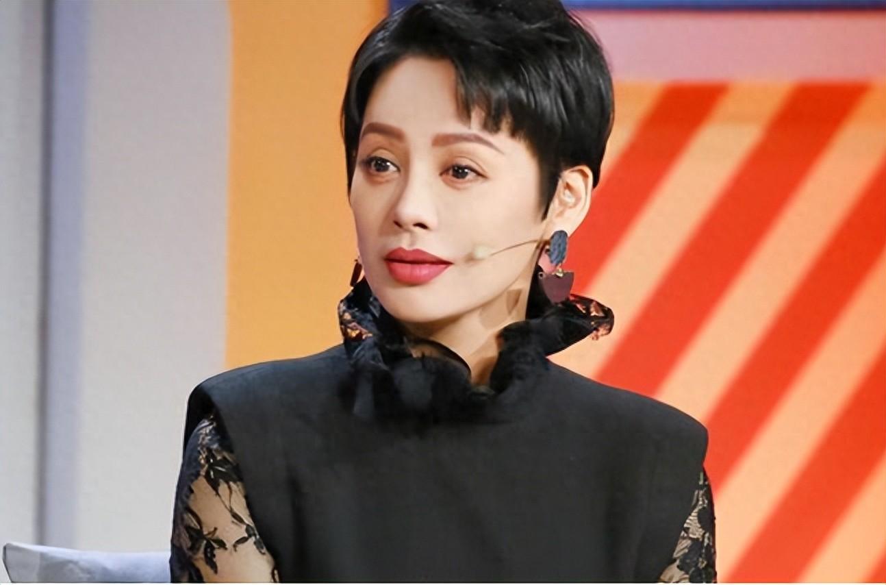 宁静算是在演艺圈中为数不多即大胆又敢说的女明星,脾气也是相当的