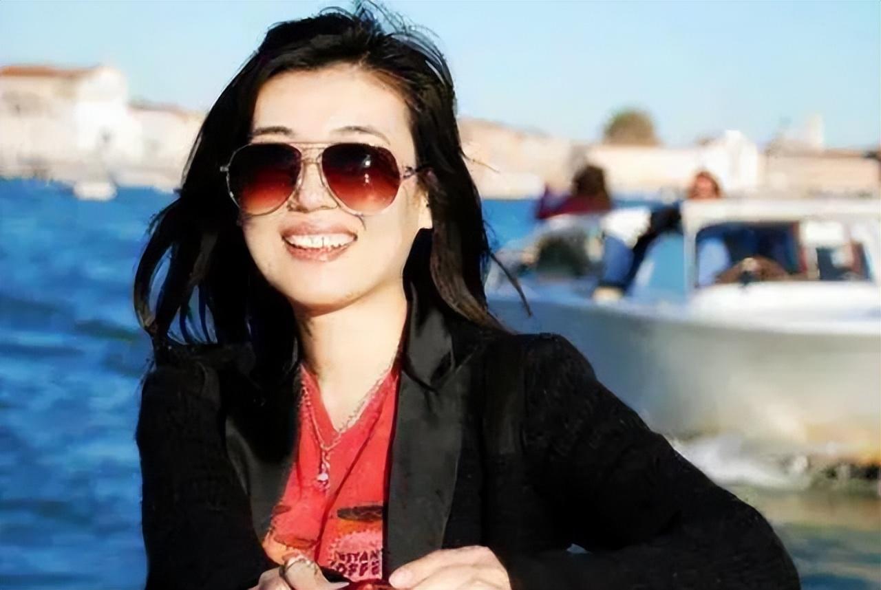 回顾李红山村姑娘打拼进央视没嫁富二代老公疑是大学老师