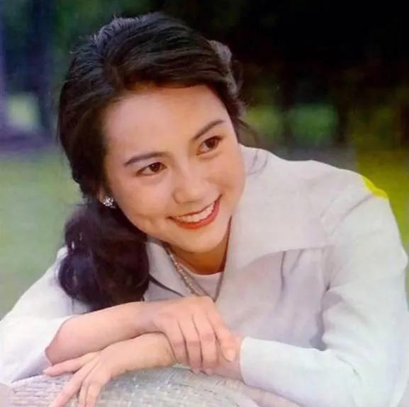 回顾演员张金玲前夫徐敏再婚后带娃嫁富商的她生活状况如何