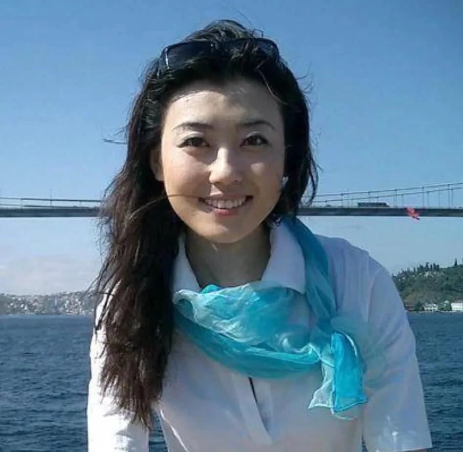 回顾李红山村姑娘打拼进央视没嫁富二代老公疑是大学老师