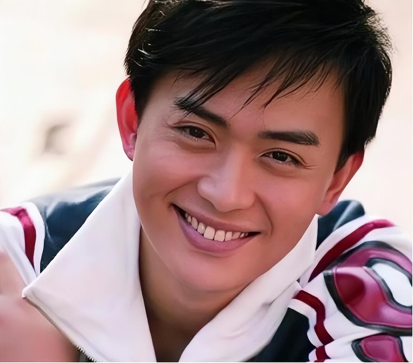 回顾三拒琼瑶人称武侠王子因丁克与前妻离婚娶小12岁娇妻