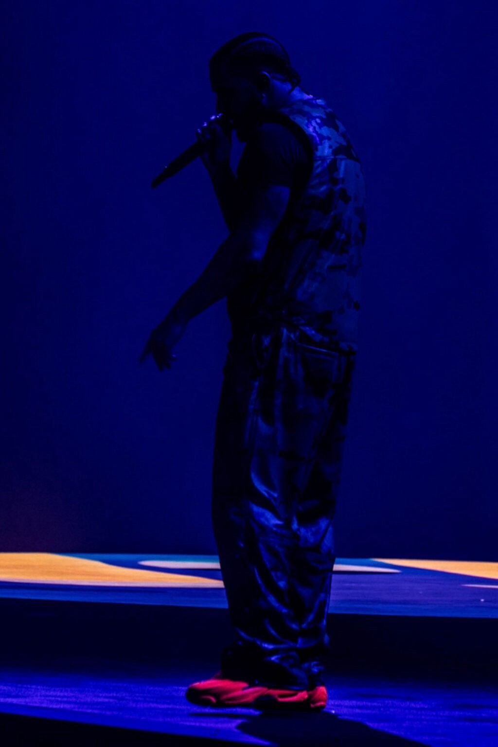 万万没想到这双 hot step 2 居然等了这么久,距离 drake 上脚已经过去