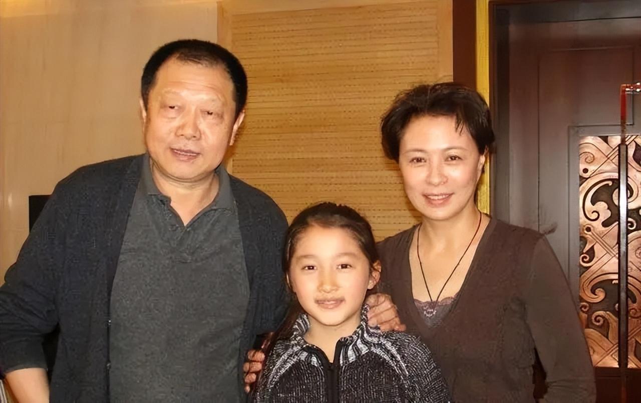 她的丈夫是李培森,他曾是一名军人,曾任解放军总政治部文化局局长.